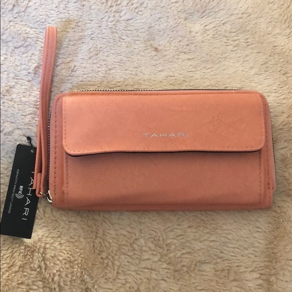 Tahari Handbags - Beautiful Tahari Wallet 🌺. HP 🌺